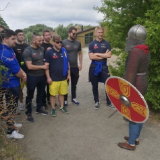 Landslaget välkomnas av en viking