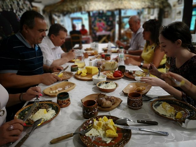 Dukat bord med moldaviska maträtter
